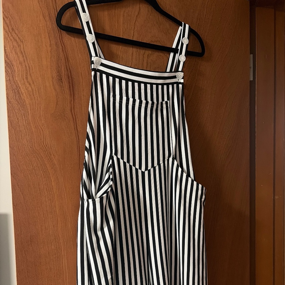 Halara black and white jumpsuit - large